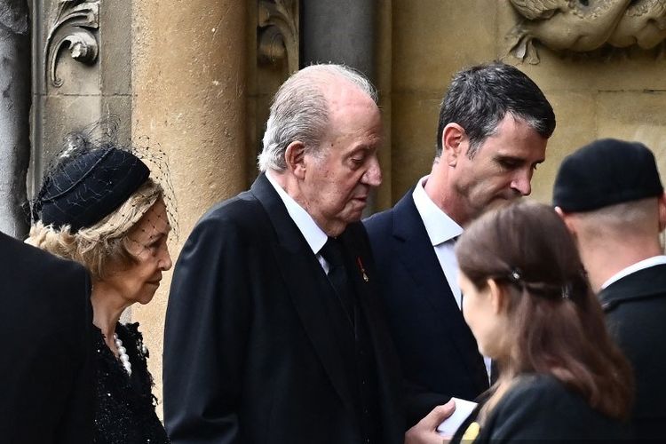 Mantan Raja Spanyol Juan Carlos (tengah) dan mantan Ratu Spanyol Sofia (kiri) saat tiba di Westminster Abbey, London, untuk pemakaman Ratu Elizabeth II pada Senin (19/9/2022). Juan Carlos mendapat undangan pribadi karena sama-sama cicit Ratu Victoria.