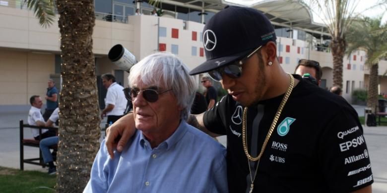 Bos Formula 1, Bernie Ecclestone (kiri), dan pebalap Mercedes asal Inggris, Lewis Hamilton.