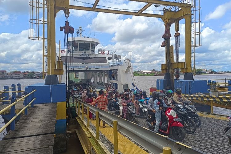 Jumlah penumpang kapal feri penyeberangan Bardanadi-Siantan, Kota Pontianak, Kalimantan Barat (Kalbar) mengalami lonjakan pesat selama lebaran. Kepala Dinas Perhubungan Kota Pontianak Utin Srilena Candramidi mengatakan, lonjakan penumpang sebesar 80 persen dan sudah terlihat sejak 2 hari sebelum hingga 3 hari setelah lebaran. 