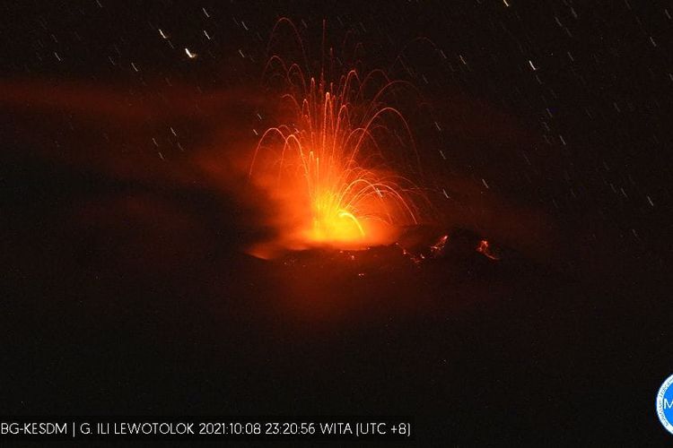 Foto : Gunung Ile Lewotolok di Kabupaten Lembata, NTT, mengeluarkan lava pijar.