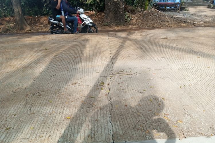 Pembangunan jalan rigid beton di poros Antang, Kecamatan Manggala retak-retak sebelum digunakan.