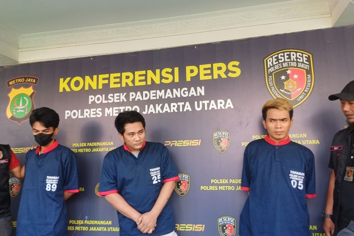 Tersangka narkoba jaringan lapas berinisial FRS (pertama dari kiri), LN (tengah), dan SS alias Idung (ketiga dari kiri) saat dihadirkan dalam jumpa pers di Polsek Pademangan, Jakarta Utara pada Jumat (13/10/2023).