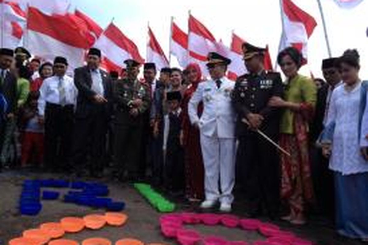Jajaran forum pimpinan daerah Kabupaten Banyuwangi melepasliarkan 69 tukik (anak penyu) di Pantai Boom Minggu (17/8/2014), dalam rangka peringatan HUT ke-69 Republik Indonesia