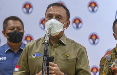 Ketua Umum PSSI Mochamad Iriawan memberikan keterangan pers usai rapat koordinasi penyelenggaraan Turnamen Sepakbola Liga 1 Indonesia di Gedung Kemepora, Jakarta, Selasa (19/7/2022). Hasil rakor tersebut memutuskan akan memulai Liga 1 Indonesia pada 23 Juli 2022. Di luar momen itu, Iriawan juga memberikan keterangan soal isu PSSI pindah federasi dari AFF ke EAFF.