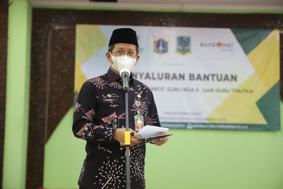 Wali Kota Jakarta Utara Ali Maulana Hakim saat memberi sambutan di acara pembagian buku rekening bank bagi 1.850 penerima santunan Bazis Jakarta Utara, Kamis (14/4/2022).