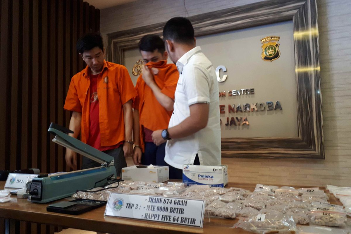 Polda Metro Jaya mengungkap kasus peredaran narkotika jaringan Jakarta-Malaysia-Pontianak pada Selasa (12/2/2019) dengan menangkap dua tersangka berinisial SS dan ST. 