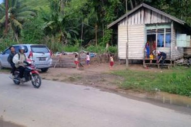 Rumah yang dihuni oleh Ajijul, pasien terakhir yang dibantu proses melahirkan oleh Bidan Anik yang terletak di Dusun Betung, Desa Tembawan Bale, Kabupaten Landak, Kalimantan Barat (26/11/2015)