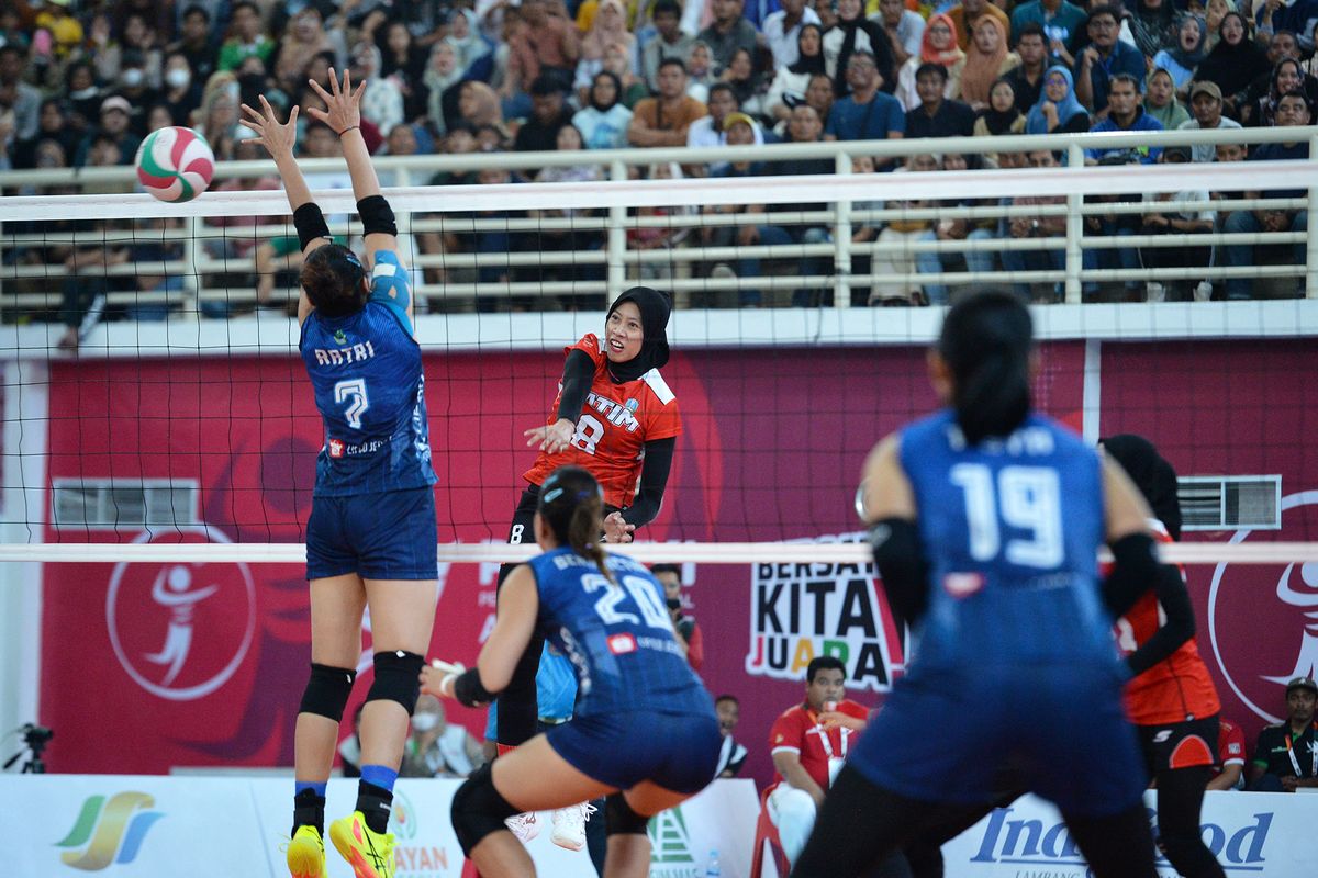 Pebola voli Jawa Timur (Jatim) Megawati Hangestri Pertiwi melakukan smash ke pebola voli Jawa Barat (biru) pada pertandingan perebutan medali emas bola voli putri PON XXI Aceh-Sumut 2024 di GOR Bola Voli Indoor Sumut Sport Center, Deli Serdang, Sumatera Utara, Kamis (19/9/2024). Jatim menang dengan skor 3-1.