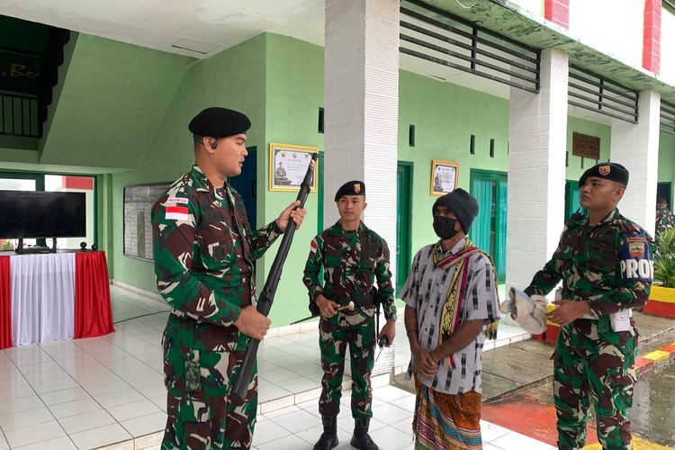 Komandan Satgas Pamtas RI-RDTL Sektor Barat Yonkav 6/Naga Karimata, Letnan Kolonel (Letkol) Kav Ronald Tampubolon, saat menerima senjata dari warga Kabupaten Timor Tengah Utara, Nusa Tenggara Timur (NTT) 