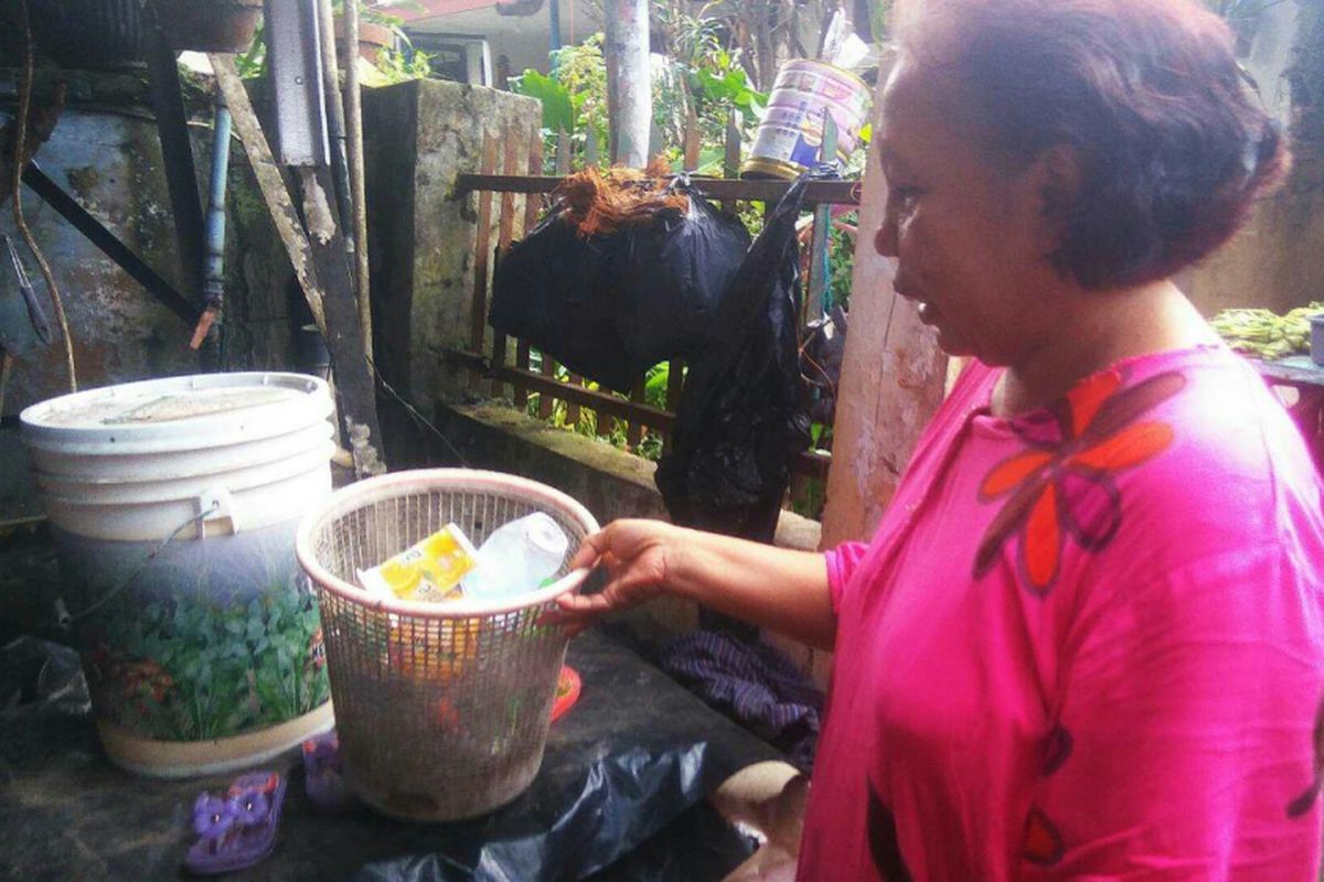 General Manager Bank Sampah Delima di Pasar Minggu, Yati, menunjukkan tempat sampah khusus botol plastik yang akan dijual ke pengepul sampah tiap minggunya.