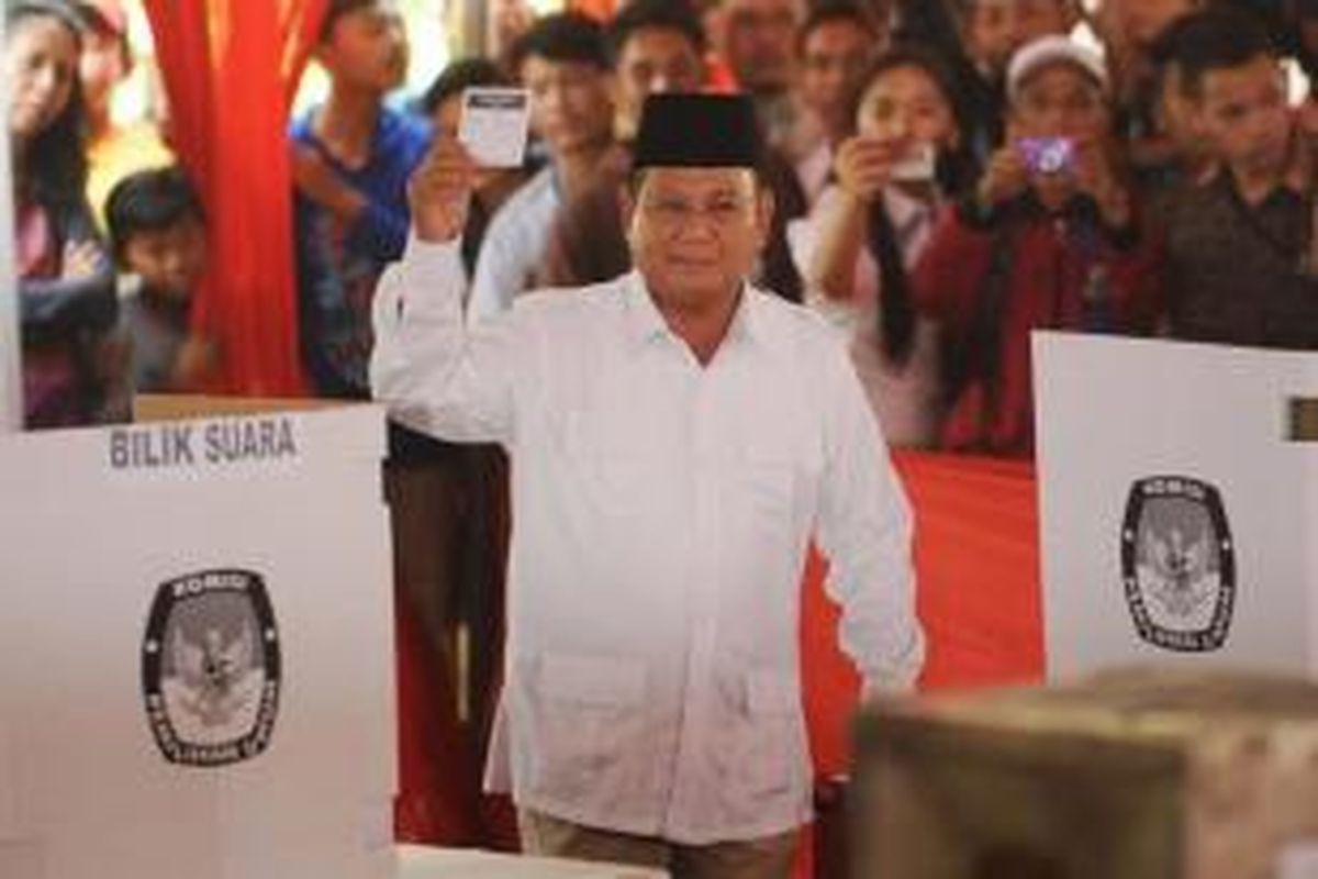 Calon presiden nomor urut 1, Prabowo Subianto, menggunakan hak pilihnya dalam Pilpres 2014 di TPS 02, Bojong Koneng, Hambalang, Bogor, Jawa Barat, Rabu (9/7/2014).