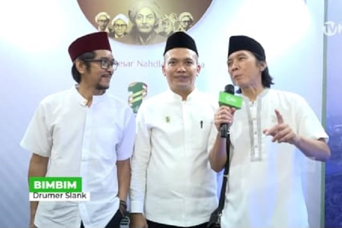 Drummer Slank Bimbim (kanan), Wakil Sekjen PBNU H Rahmat Hidayat Pulungan (tengah) dan gitaris Slank Ridho saat persiapan resepsi puncak 1 Abad NU di kantor PBNU, Jakarta. 
