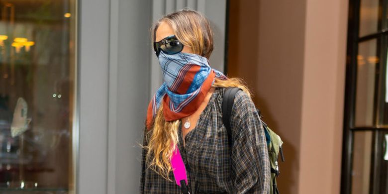 Aktris Sarah Jessica Parker menutup wajahnya dengan bandana.