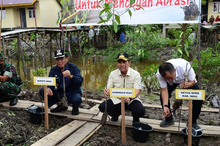 Gubernur Riau (Gubri) H Syamsuar saat melakukan kunjungan kerja (kunker) ke Kabupaten Indragiri Hilir (Inhil), (Selasa, 06/09/2022).
