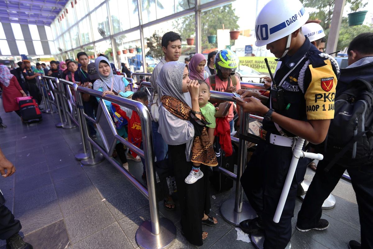 Seorang petugas memeriksa tiket pemudik di Stasiun Pasar Senen, Jakarta, Minggu (10/6/2018). Puncak arus mudik di Stasiun Pasar Senen diperkirakan jatuh pada 13 Juni 2018 atau H-2 Idul Fitri.