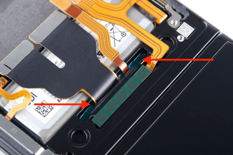 Tampilan gasket fleksibel dan kedap air pada Galaxy Z Flip 3.