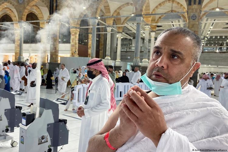 Kementerian Haji Arab Saudi pada Juni lalu mengumumkan bahwa umat Islam dari tiga benua itu harus mengajukan permohonan tiket haji dengan harga tetap melalui sistem undian lewat situs web Motawif yang didukung pemerintah.
