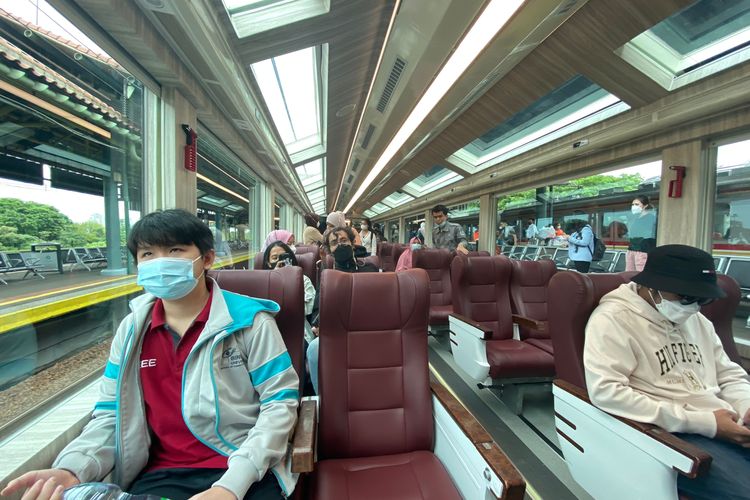 Suasana penumpang kereta Panoramic pada Selasa (27/12/2022).