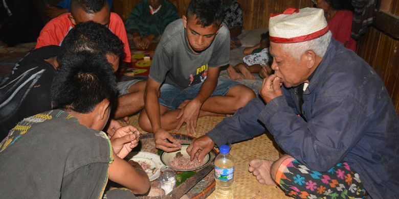 Makan bersama usai ritual Peting Ghan Nalun Weru Kampung Munde, Desa Komba, Kecamatan Kota Komba, Manggarai Timur, Flores, Nusa Tenggara Timur, Selasa (3/4/2018). Setiap tahun suku ini melaksanakan ritual Peting Ghan Nalun Weru untuk menghormati alam semesta, leluhur dan Sang Pencipta kehidupan.  