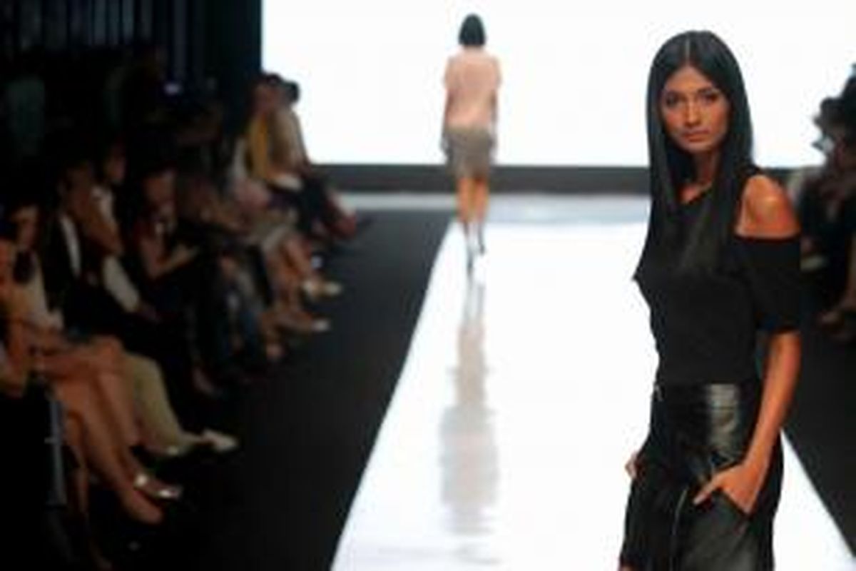 Model memperagakan busana karya desainer Friederich Herman pada pagelaran Jakarta Fashion Week 2014 di Senayan City, Jakarta Pusat, Sabtu (19/10/2013). Sebanyak 240 desainer dan fashion label ambil bagian dalam acara yang berlangsung hingga 25 Oktober ini.