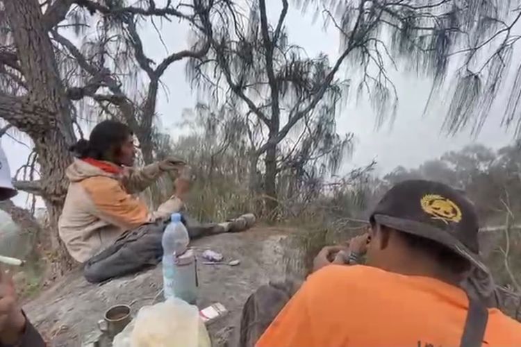 Pendaki Ilegal yang Tersesat di Gunung Semeru Berhasil Dievakuasi