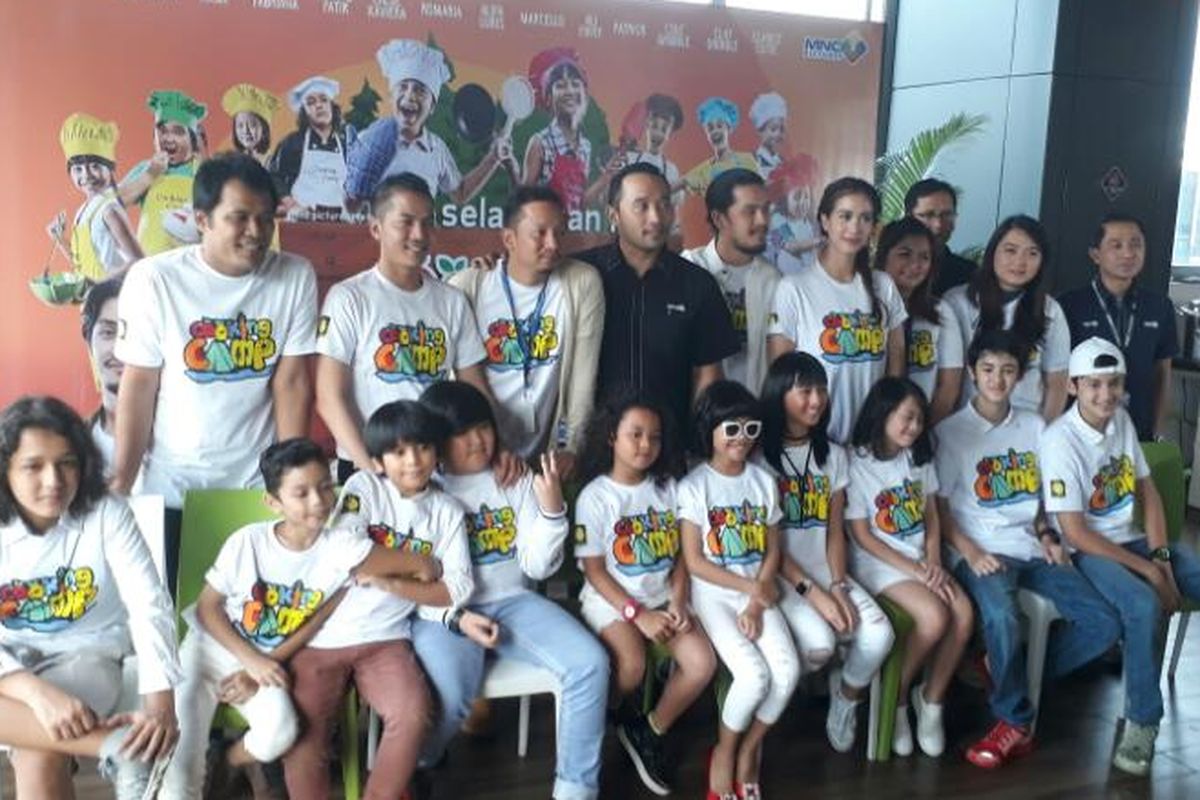 Produser, sutradara, penulis skenario, dan para pemain fiilm Cooking Camp diabadikan saat jumpa pers di MNC Financial Tower, Kebon Sirih, Jakarta, Kamis (6/4/2017).