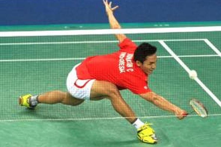 Pebulu tangkis tunggal putra Indonesa, Jonatan Christie, berusaha mengembalikan kok pemain Taiwan, Hsu Jen Hao, pada laga ketiga babak perempat final bulu tangkis beregu putra Asian Games 2014 di Gyeyang Gymnasium, Incheon, Korea Selatan, Minggu (21/9/2014). Jonathan kalah15-21, 17-21.
