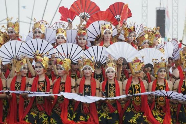 Penampilan penari gandrung pada Festival Gandrung Sewu yang melibatkan 1.000 lebih penari Gandrung yang digelar beberapa waktu lalu di Pantai Boom, Banyuwangi, Jawa Timur.