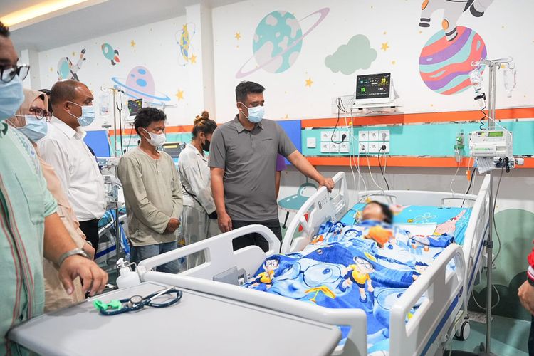 Jenguk Siswa Korban Keracunan MBG di PICU, Bobby: Kondisinya Lebih Parah