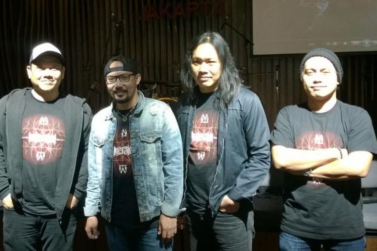 Grup band Musikimia yang terdiri dari (kiri-kanan) Fadly, Yoyo, Stephan Santoso, dan Rindra diabadikan dalam jumpa pers peluncuran album Intersisi di Hard Rock Cafe, Pacific Place, Jakarta Selatan, Senin (1/2/2016).