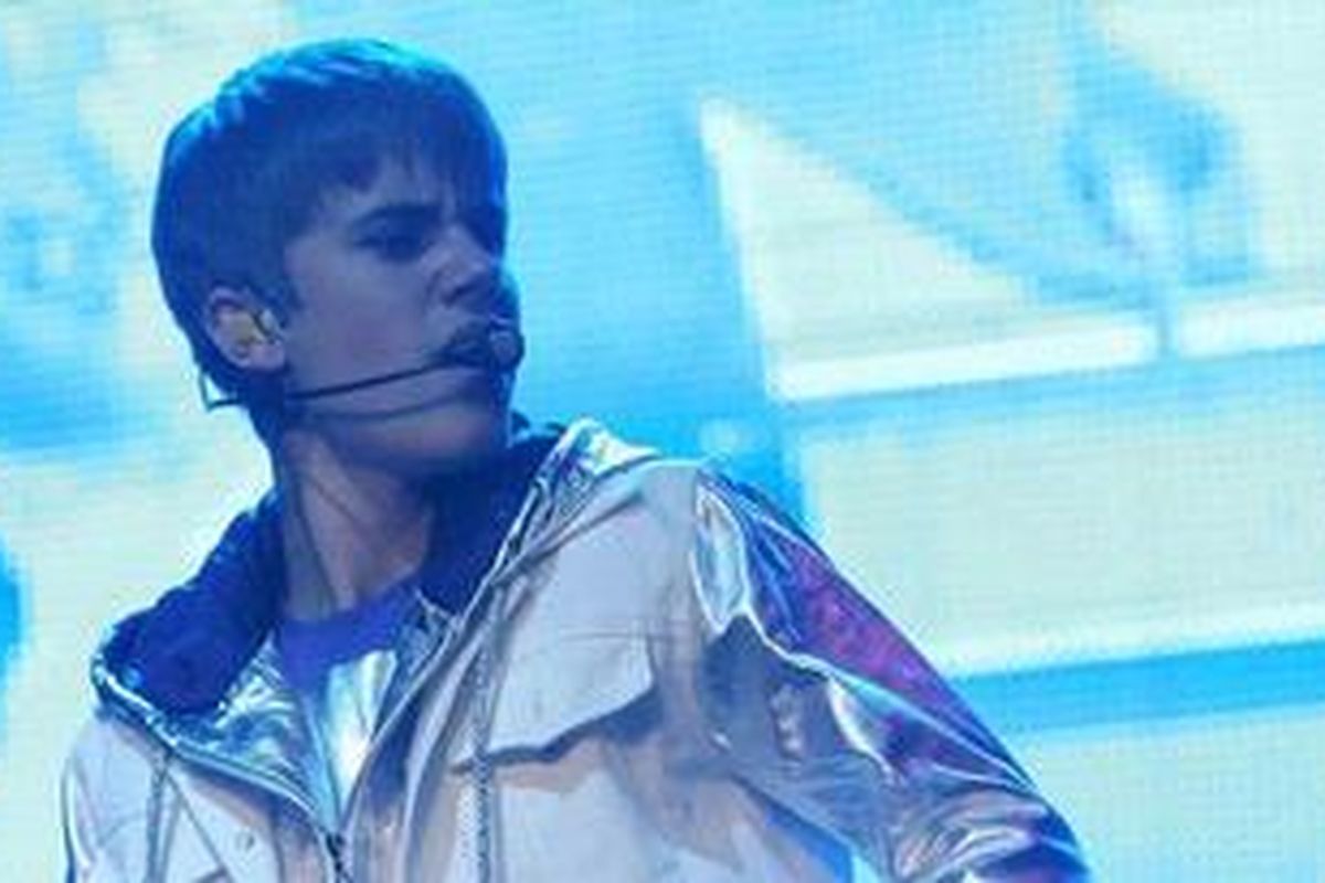 Justin Bieber tampil  pada konser My World Tour di Sentul International Convention Center, Bogor, Jawa Barat, Sabtu (23/4/2011). Bieber menjadi populer setelah seorang pencari bakat Scooter Braun menemukannya dalam sebuah kompetisi Stratford Star di Ontario yang diunduh melalui situs YouTube. KOMPAS/HERU SRI KUMORO