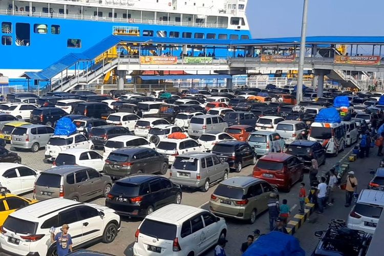 Antrian kendaraan saat akan masuk ke dalam kapal laut di Pelabuhan Merak, Banten. Simak daftar tarif terbaru penyeberangan Merak-Bakauheni per Agustus 2023.