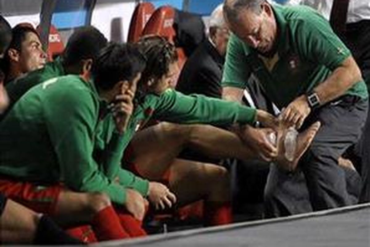Penyerang Portugal, Cristiano Ronaldo (ketiga dari kiri) sedang mendapatkan perawatan di tengah laga melawan Hungari dalam lanjutan kualifikasi Piala Dunia 2010 Afrika Selatan, Sabtu (10/10). Ia mengalami cedera pergelangan kaki dan dikhawatirkan absen saat duel terakhir babak kualifikasi melawan Malta, Rabu (14/10).