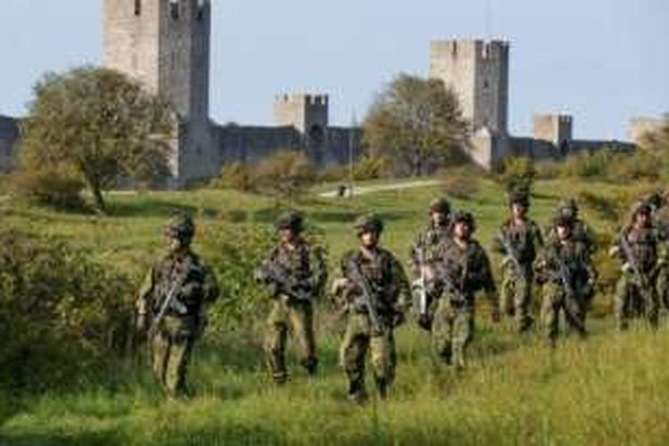 Personel dari resimen pasukan lapis baja Skaraborg tengah berlatih di Pulau Gotland, wilayah Swedia yang terletak di Teluk Finlandia dan menghadap langsung negara-negara Baltik.