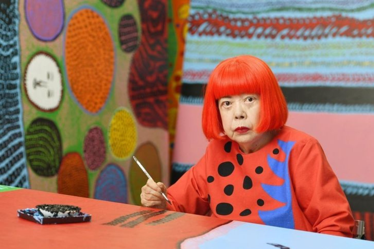 Mengenang Yayoi Kusama, Seniman yang Mengubah Halusinasi Jadi Karya Ikonik
