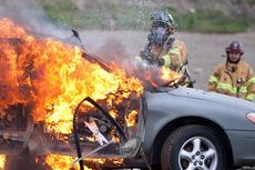 Mobil Terbakar, Pengemudi Sempat Terjebak di Dalam