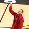 NBA Finals: Maskot Miami Heat Dipukul Conor McGregor, Jatuh KO, Dilarikan ke UGD