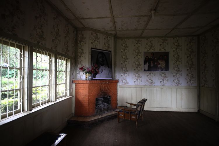 Rumah tua lokasi syuting film Pengabdi Setan di kawasan PTPN VIII, Kampung Kertamanah, Desa Margamukti, Kecamatan Pangalengan, Kabupaten Bandung, Jawa Barat, Jumat (26/1/2018). Belakangan rumah ini menjadi ramai dikunjungi wisatawan yang penasaran dengan lokasi syuting film garapan Joko Anwar.