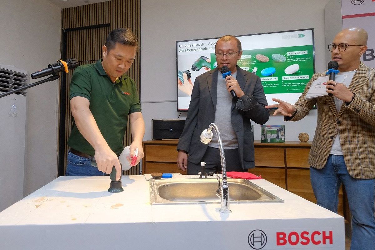 Andrew Ho, Home & Garden Business Development Manager Bosch for Asia Pacific, saat mempraktekkan dan membuktikkan langsung UniversalBrush yang dengan mudah dapat menghilangkan noda kotor pada permukaan 