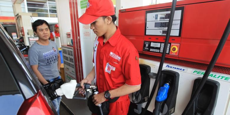 Petugas melayani pembeli bahan bakar minyak jenis baru, Pertalite, di SPBU Abdul Muis, Jakarta Pusat, Jumat (24/7/2015).