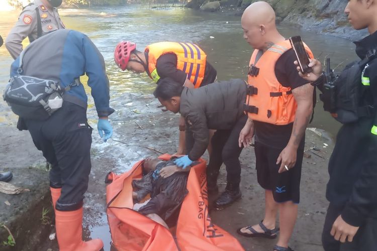 Warga di kawasan Muharto, Kota Malang, Jawa Timur digegerkan dengan penemuan mayat seorang laki-laki yang mengapung di aliran Sungai Bango pada Jumat (8/7/2022).