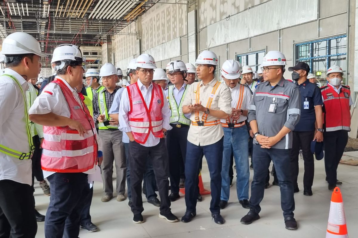 Menteri Perhubungan Budi Karya Sumadi dan Penjabat (Pj) Gubernur DKI Jakarta Heru Budi Hartono saat meninjau proyek pembangunan Stasiun Halim di Jakarta Timur pada Kamis (23/3/2023).