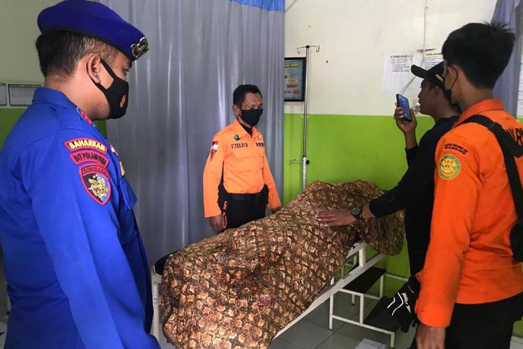 Suhaepi (27), seorang wisatawan lokasl asal Petir, Kabupaten Serang, Banten ditemukan tewas usai tenggelam di Pantai Pasir Putih Florida, Cinangka, Serang. Selasa (3/5/2022) siang.