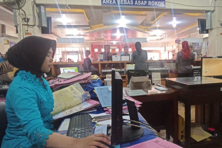 Peringati Hari Kartini, Suasana Kantor Samsat Jombang Pun Jadi Berbeda