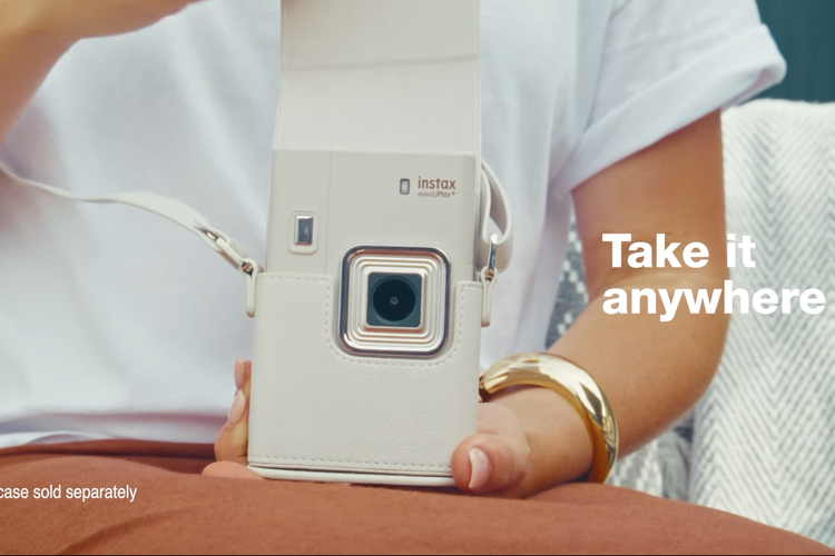 FujiFilm menghadirkan kamera terbarunya yang merupakan penerus dari kamera 2-in-1 InstaX Mini Liplay yang sudah dirilis lebih dulu di Indonesia pada 2019. Kamera tersebut adalah InstaX Mini Liplay Plus.
