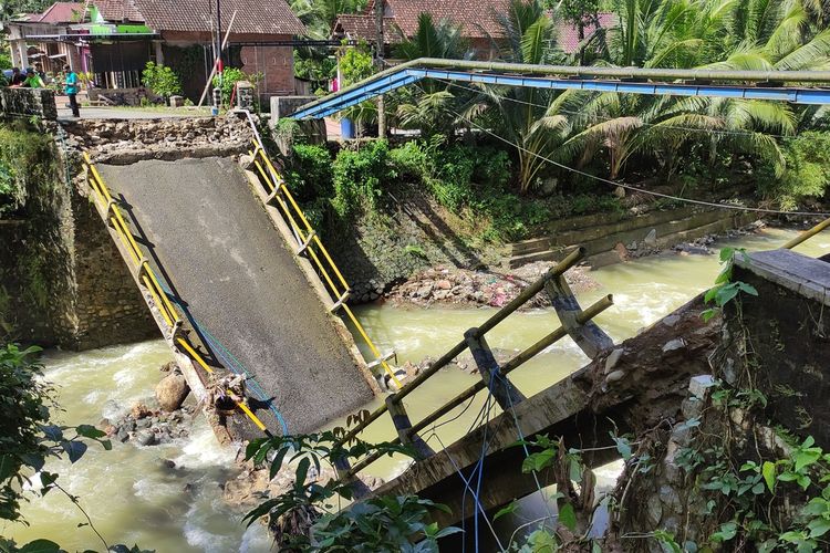 Jembatan utama penghubung antarkecamatan di Desa Bangun Kecamatan Munjungan Kabupaten Trenggalek Jawa Timur putus total di terjang banjir, Kamis (05/06/2025).