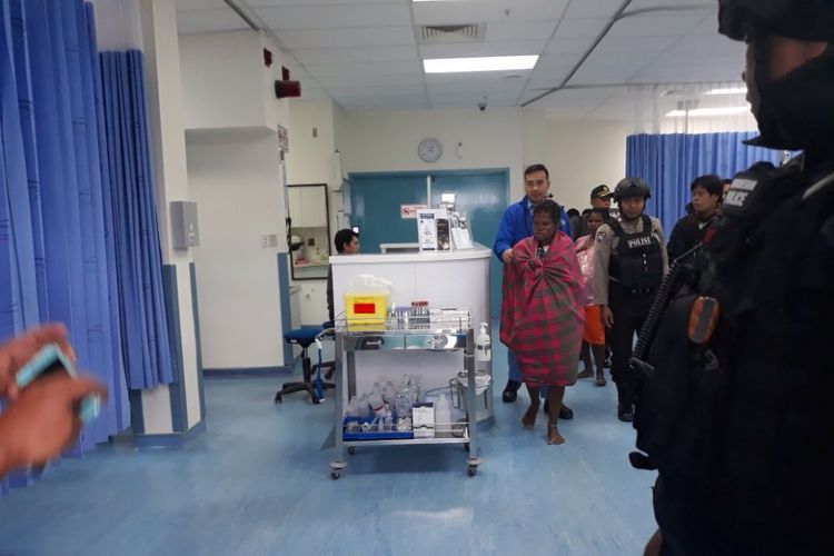 Polisi mengevakuasi ibu hamil ke rumah sakit.