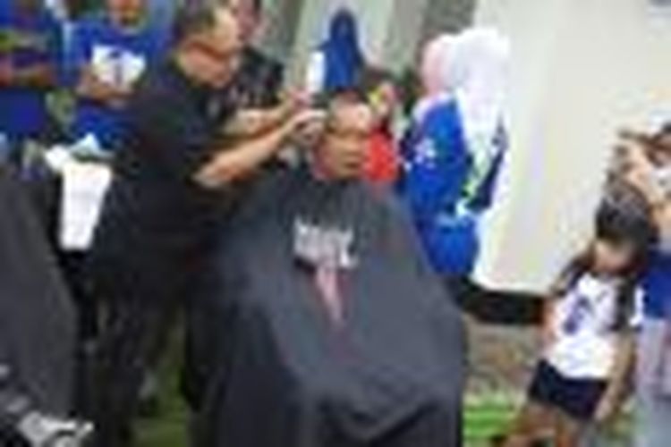 Wali Kota Bandung Ridwan Kamil memenuhi nazar atas kemenangan Persib dengan memangkas rambut hingga habis. Acara ngabotakkin rambut dilakukan di Pendopo Wali Kota Bandung, Minggu (9/11/2014).