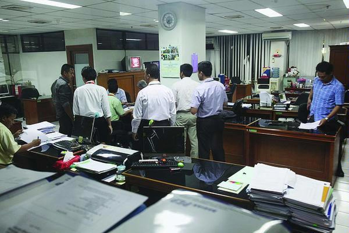 Tim Komisi Pemberantasan Korupsi menggeledah salah satu ruangan di kantor Direktorat Jenderal Pembinaan Pembangunan Kawasan Transmigrasi Kementerian Tenaga Kerja dan Transmigrasi di kawasan Kalibata, Jakarta, Kamis (8/9). Penggeledahan ini dilakukan untuk mencari tambahan barang bukti dalam kasus dugaan suap dua pejabat Kementerian Tenaga Kerja dan Transmigrasi.