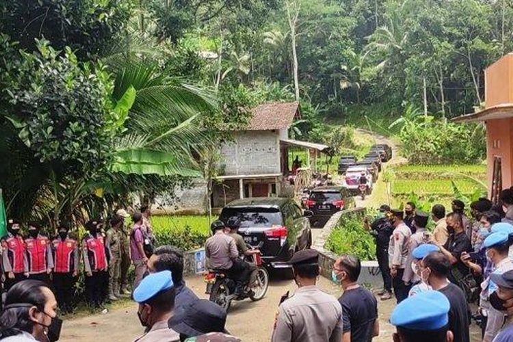 Iring-iringan mobil rombongan gubernur dan Kapolda Jateng di Desa Wadas, Purworejo, Rabu (9/2/2022) 
